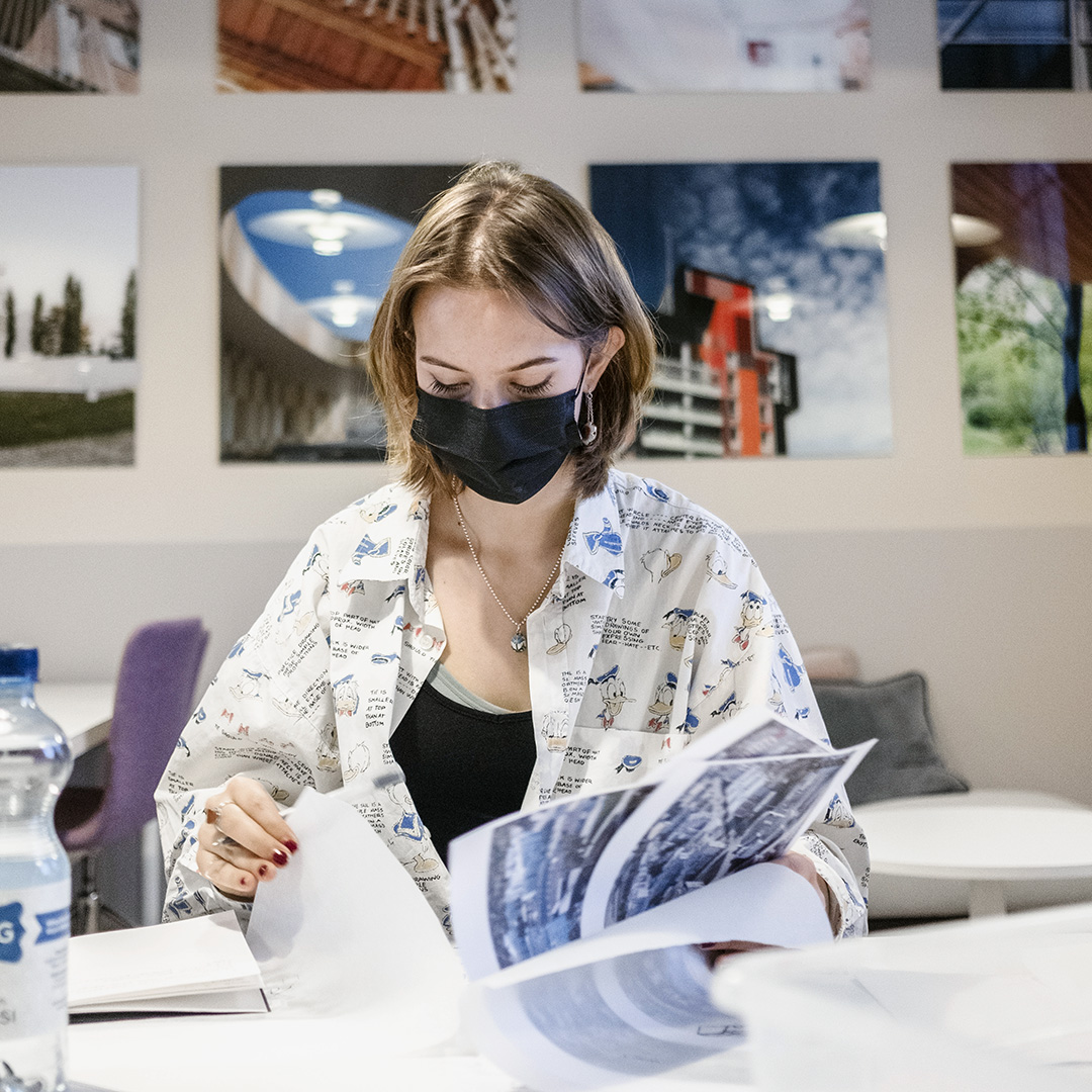 MFA_fi's tweet photo. Syyslomaviikolla vietimme jälleen kolme päivää #FillThisSpace-koulussa. Näiden päivien aikana keskustelimme puuarkkitehtuurista ja esteettömyydestä, teimme massoituskonsepteja Meri-Rastilaan ja vastaanotimme @MFA_fi juuri saapuneen kokoelmalahjoituksen. https://t.co/q95I827E5U