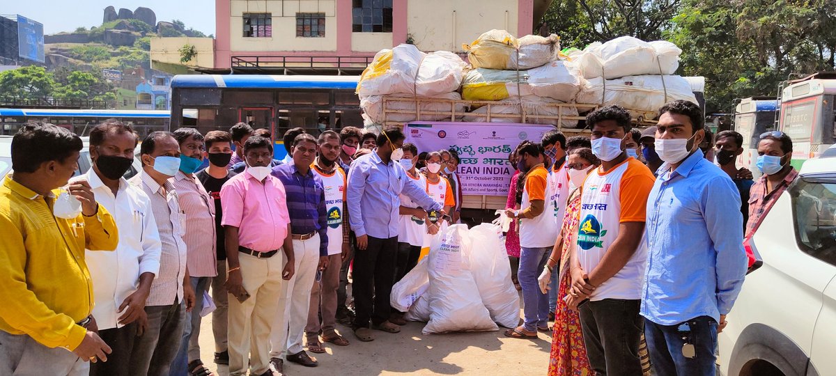 NykWarangal's tweet image. Clean india program by #NYKS and #NSS today at Hanmakonda bus stand.

@Nyksindia  @tsrtcmdoffice @TSRTCHQ @YASMinistry
@Collector_WGL @ianuragthakur @DelhiNyk

#SwachhBharatAbhiyan 
#AzadiKaAmritMahotsav 
#ForABetterTomorrow 
#CleanIndia #NykWarangal @MC_GWMC