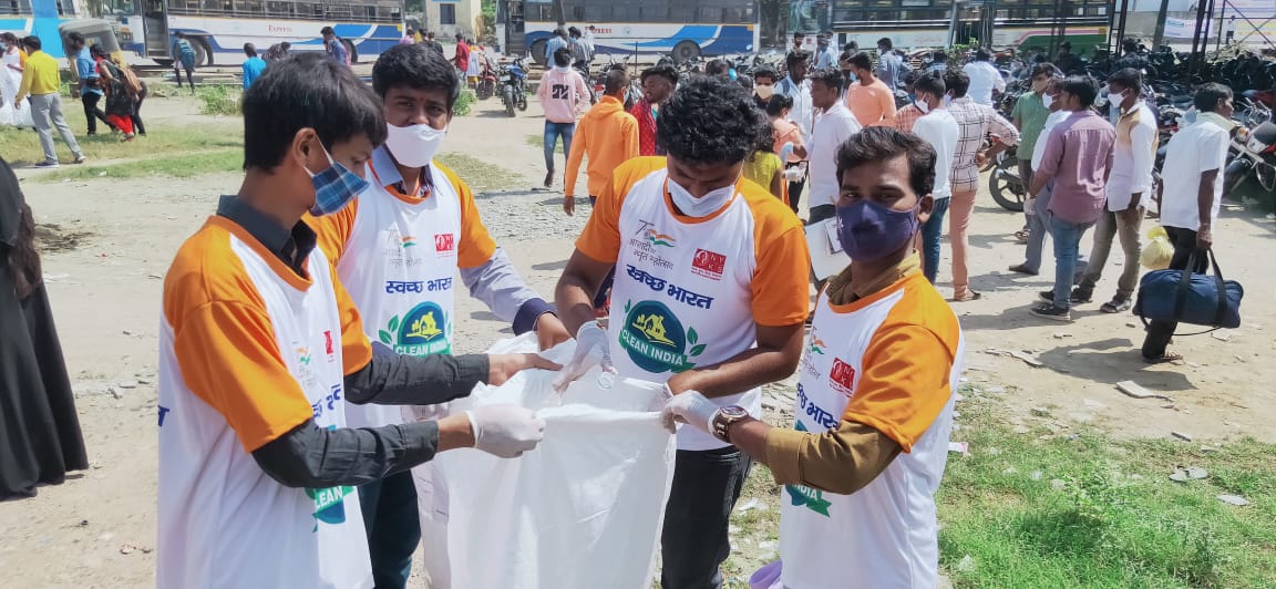 NykWarangal's tweet image. Clean india program by #NYKS and #NSS today at Hanmakonda bus stand.

@Nyksindia  @tsrtcmdoffice @TSRTCHQ @YASMinistry
@Collector_WGL @ianuragthakur @DelhiNyk

#SwachhBharatAbhiyan 
#AzadiKaAmritMahotsav 
#ForABetterTomorrow 
#CleanIndia #NykWarangal @MC_GWMC