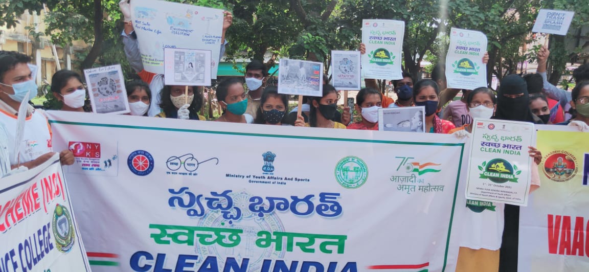 NykWarangal's tweet image. Clean india program by #NYKS and #NSS today at Hanmakonda bus stand.

@Nyksindia  @tsrtcmdoffice @TSRTCHQ @YASMinistry
@Collector_WGL @ianuragthakur @DelhiNyk

#SwachhBharatAbhiyan 
#AzadiKaAmritMahotsav 
#ForABetterTomorrow 
#CleanIndia #NykWarangal @MC_GWMC
