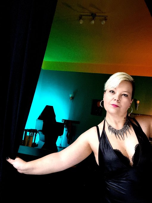 Komm doch rein .. Hier werden lang gehegte Tr&auml;ume real! #domina #domination #bdsm #fetish #boots #bondage<a href="/tag/bdsm"class="tags"><span>#bdsm</span></a><a href="/tag/heels"class="tags"><span>#heels</span></a><a href="/tag/fetish"class="tags"><span>#fetish</span></a><a href="/tag/domina"class="tags"><span>#domina</span></a><a href="/tag/boots"class="tags"><span>#boots</span></a><a href="/tag/roleplay"class="tags"><span>#roleplay</span></a>