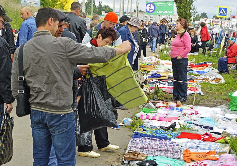 На улице Тернопольской будут проходить рейды на постоянной основе. Граждане, торгующие на так называемом "блошином рынке" нарушают закон Пензенской области. Важно помнить, что за несанкционированную торговлю предусмотрена ответственность.