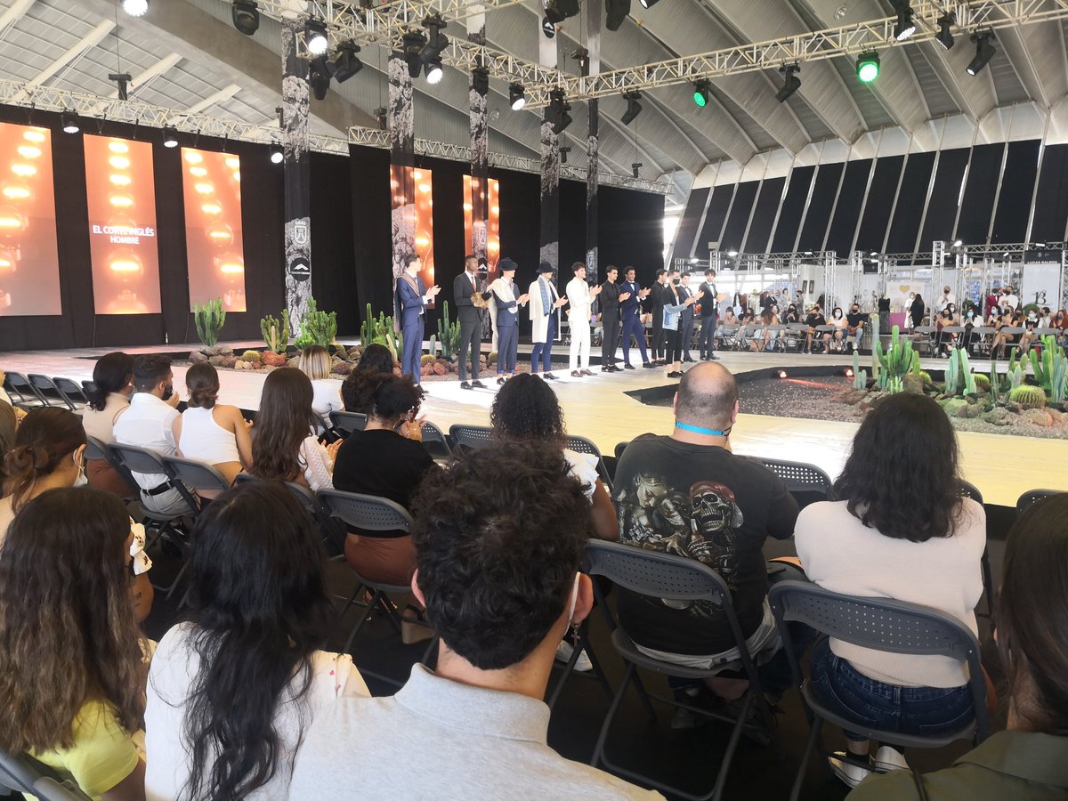 #Pasarela #Feboda 👇
#SatreriaMasculina <a href="/elcorteingles/">El Corte Inglés</a>
Negros y azules marinos... Elegantes como ninguno, con mil y una caras que combinan todos juntas en la nueva temporada.
El lujo clásico de marcas prestigiosas como #EmidioTucci y #HugoBoss para los próximos eventos.