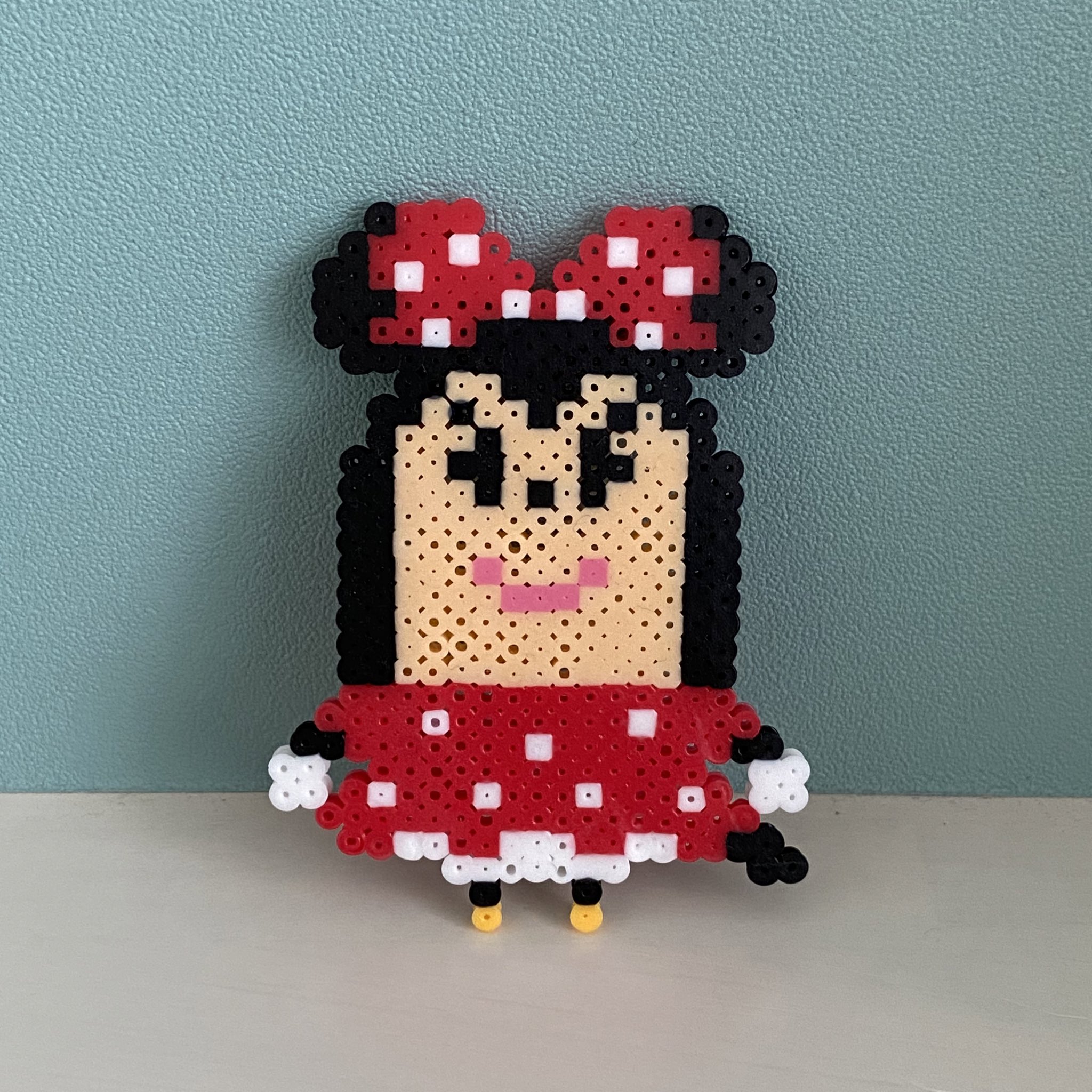 ぴぴぴぴっぴ アイロンビーズ図案作る人 昨日に引き続いて ディズニーマイリトルドールより ミニーちゃんを作ってみた 2人並ぶとミニーちゃんの方が少し背が高いのは意図せずだったけれど 実際の設定としてミニーちゃんの方が0 5センチ高かった