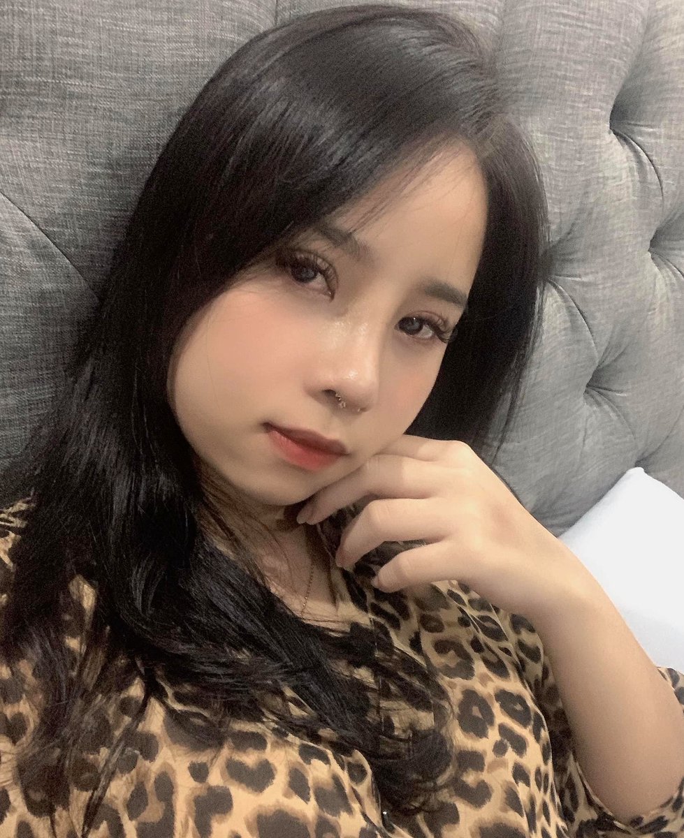 TinaV009's tweet photo. về đến nhà là khác ngay https://t.co/Gnl0V60wa7