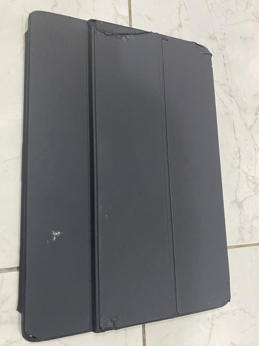 ariffgarcia's tweet photo. @KuantanTV iPad Pro 10.5” 512GB WiFi + Cellular untuk dijual! Condition: 9/10, cover depan terkopek sikit (refer gambar) - semua functions perfect, xde masalah. DM / reply untuk maklumat tambahan. Harga RM2,950 https://t.co/Xf3ANEPRRj https://t.co/D5XE9Ooln2