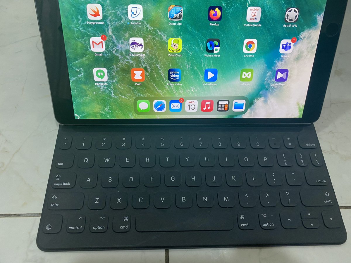 ariffgarcia's tweet photo. @KuantanTV iPad Pro 10.5” 512GB WiFi + Cellular untuk dijual! Condition: 9/10, cover depan terkopek sikit (refer gambar) - semua functions perfect, xde masalah. DM / reply untuk maklumat tambahan. Harga RM2,950 https://t.co/Xf3ANEPRRj https://t.co/D5XE9Ooln2
