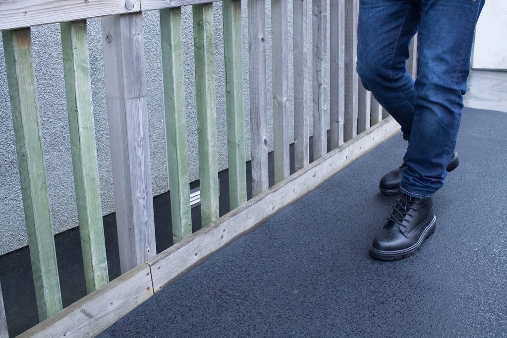 mattingsolution's tweet photo. As the rain is getting heavier and more common in these autumnal months, we need to take precautions to ensure we have safety when moving around on the wet surfaces… 💦 

This is why Matting Solutions have a large range of outdoor anti-slip mats, which can help keep you safe! 👷‍♂️ https://t.co/8kVqFokaSu