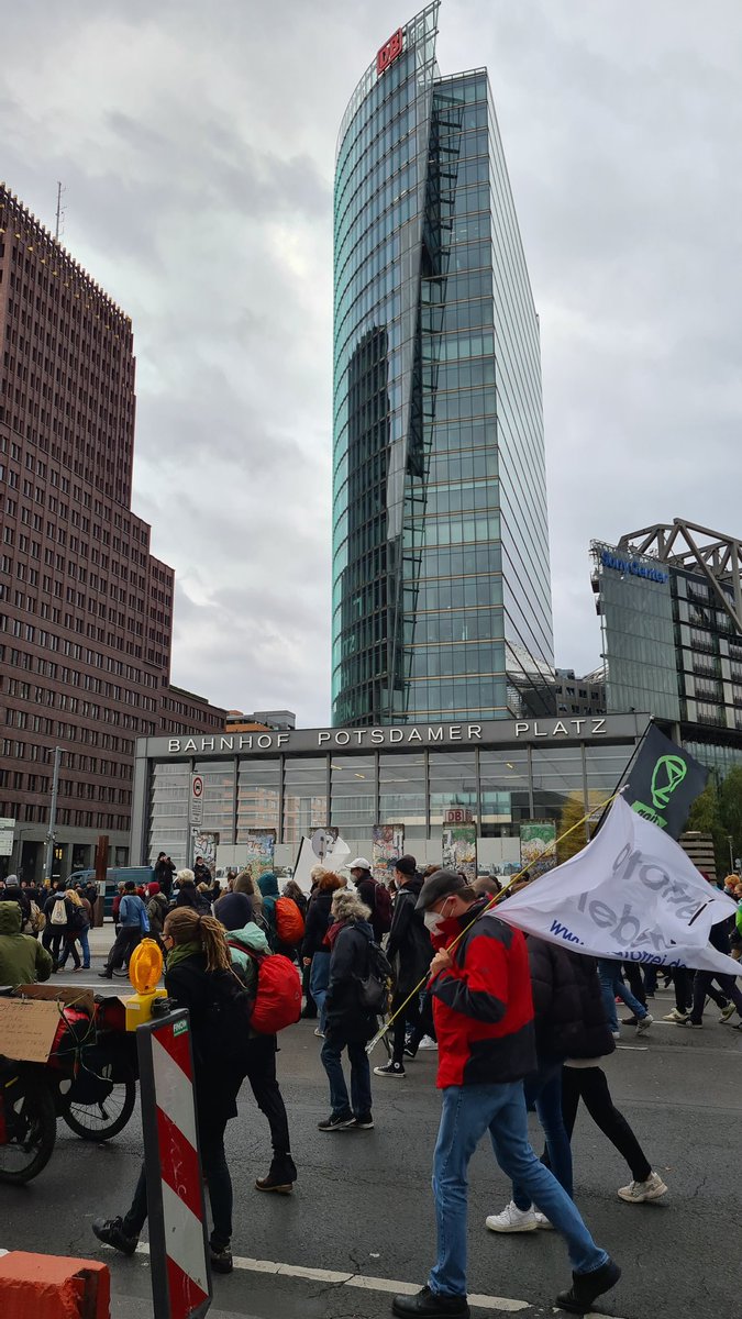 #Klimastreik Demo passiert Bahntower. #Ampel: Mehr Einsatz für den ÖV, für Busse und Bahnen. #Bundesmobilitätsgesetz  <a href="/VCDeV/">VCD</a>