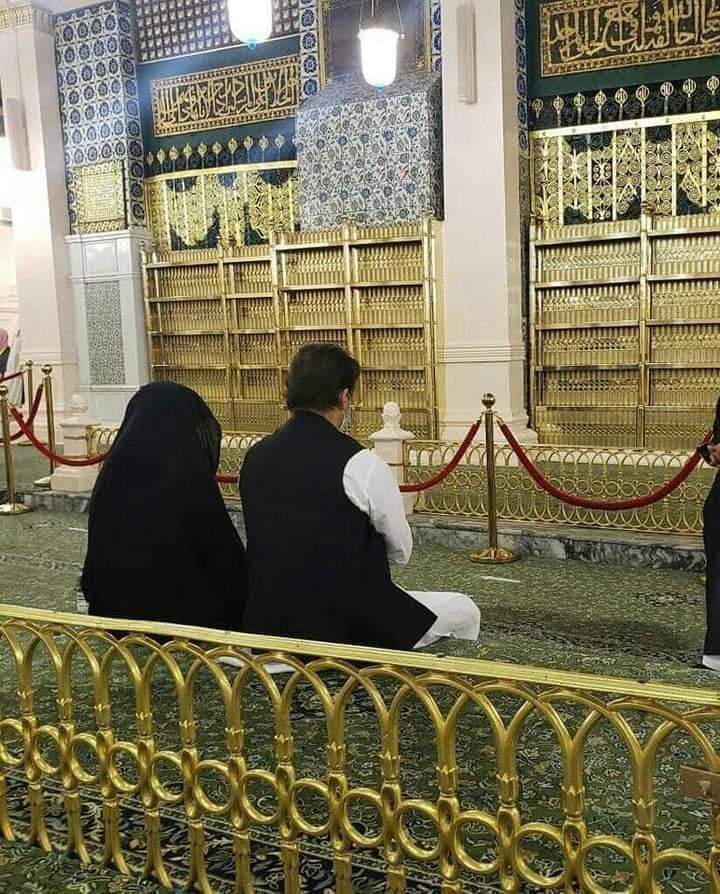 Mr_ir0's tweet photo. ایسی پاکیزہ جوڑے پر کوئی تہمت کیسے لگا سکتا ہیں؟
🤔 https://t.co/VA9L7XLLD2