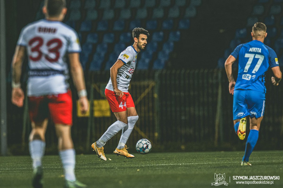 Eugeniogonza2's tweet photo. En el centro de la defensa del Podbeskidzie Julio Rodríguez 🇪🇸 fue titular como ha sucedido en todos los encuentros de liga hasta el momento. Gozando de confianza el asturiano tras no tenerla el curso pasado en el Wisła Płock de #Ekstraklasa

#STOPOD
📸@jaszczur_foto https://t.co/5jdg9d1bbE