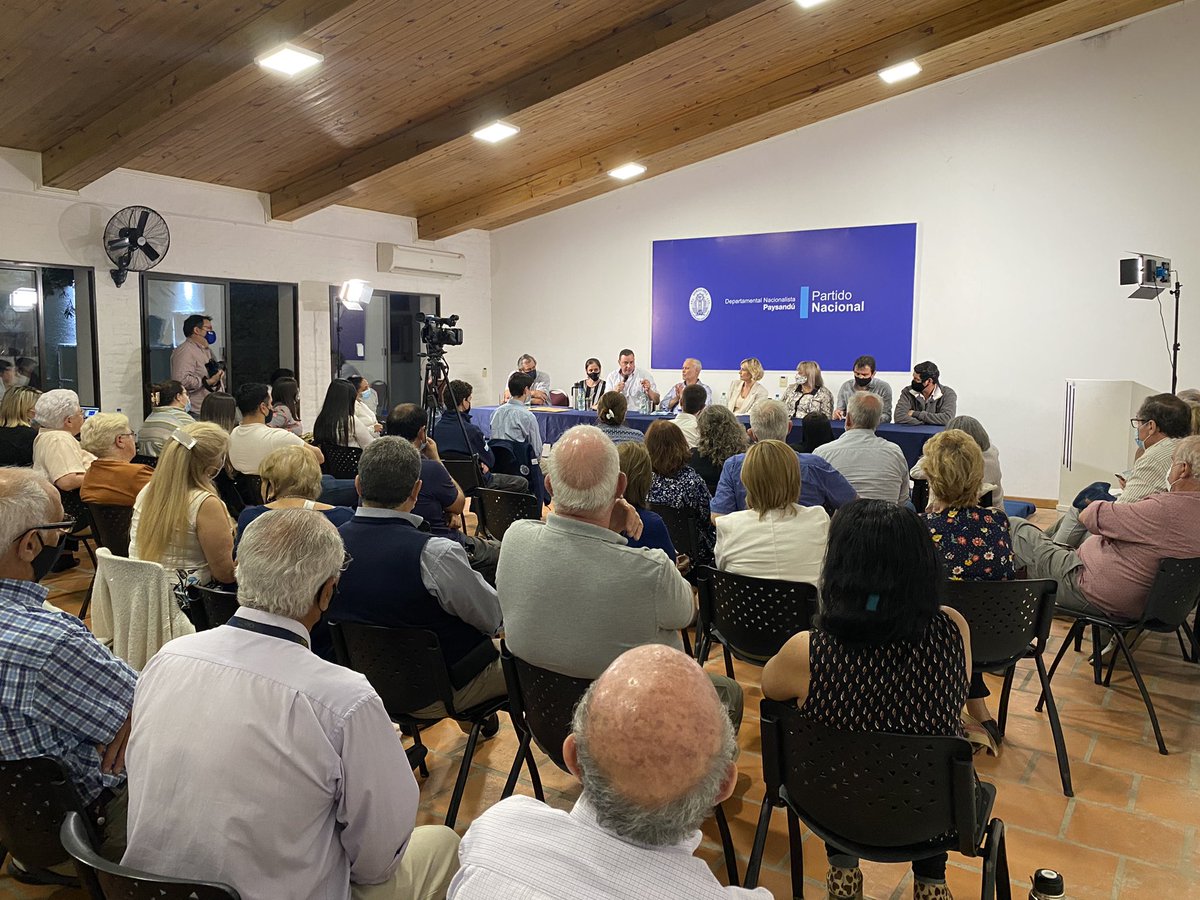 lauraraffo's tweet photo. Gran reunión de departamentales en Paysandú!
Gracias @MuriaGerardo por recibirnos en un lugar que tan lindos recuerdos me trae de mi niñez.
Muy buen intercambio de experiencias junto a @SeccoAlejandro y @IturraldeVPablo .
Me quedo con el cariño de los sanduceros y su bandera. https://t.co/PT2caprgHM
