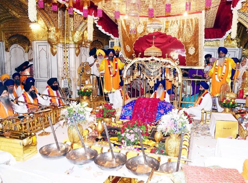 dashmeshpita's tweet photo. ਹਰਿ ਆਵਤੇ ਕੀ ਖਬਰਿ ਗੁਰਿ ਪਾਈ ਮਨਿ ਤਨਿ ਆਨਦੋ ਆਨੰਦ ਭਏ ਹਰਿ ਆਵਤੇ ਸੁਨੇ ਮੇਰੇ ਲਾਲ ਹਰਿ ਲਾਲ ॥

From the Guru, I received the news of the Lord's arrival. My mind and body became ecstatic and blissful, hearing of the arrival of the Lord, My Beloved Love, my Lord.

Dhan Guru Ramdas Ji ￼ https://t.co/7YA9ZF14su