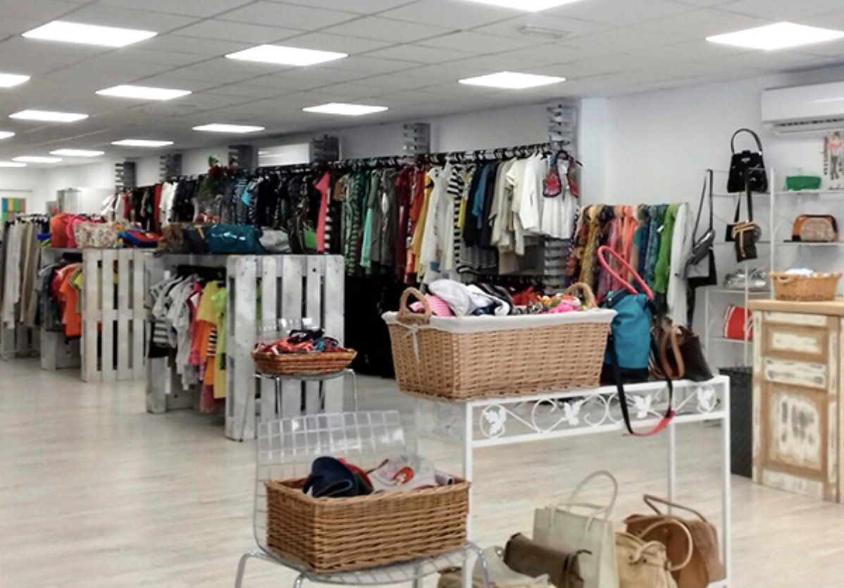 LaCoordiCat's tweet photo. Les companyes de @Solidanca impulsen @robaamiga, creen llocs de treball i trien la roba que s'hi diposita als contenidors taronja per vendre, per exportar o per reciclar.

👚🩳En veuràs una mostra a la desfilada de #RobaSostenible de la #FESC2021! 

https://t.co/ZNaJEvrOUv https://t.co/twigl63Cv2