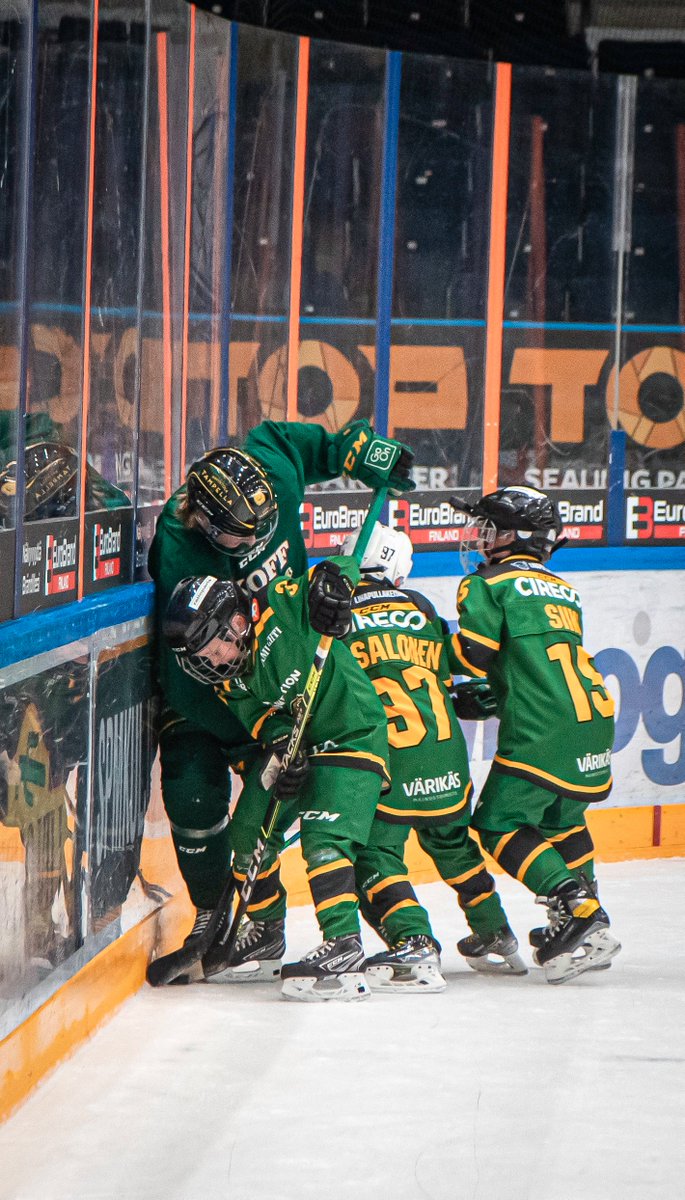 ilveshockey's tweet photo. Kun pelaajia tippuu pois kokoonpanosta, avautuu nuoremmille tilaa! 🙌🏼😻

Tänään ylivoimaa harjoituksissa pyörittivät Ilveksen 2013-syntyneet juniorit (U9).

#Ilves #Liiga https://t.co/PFsdVCzXFF