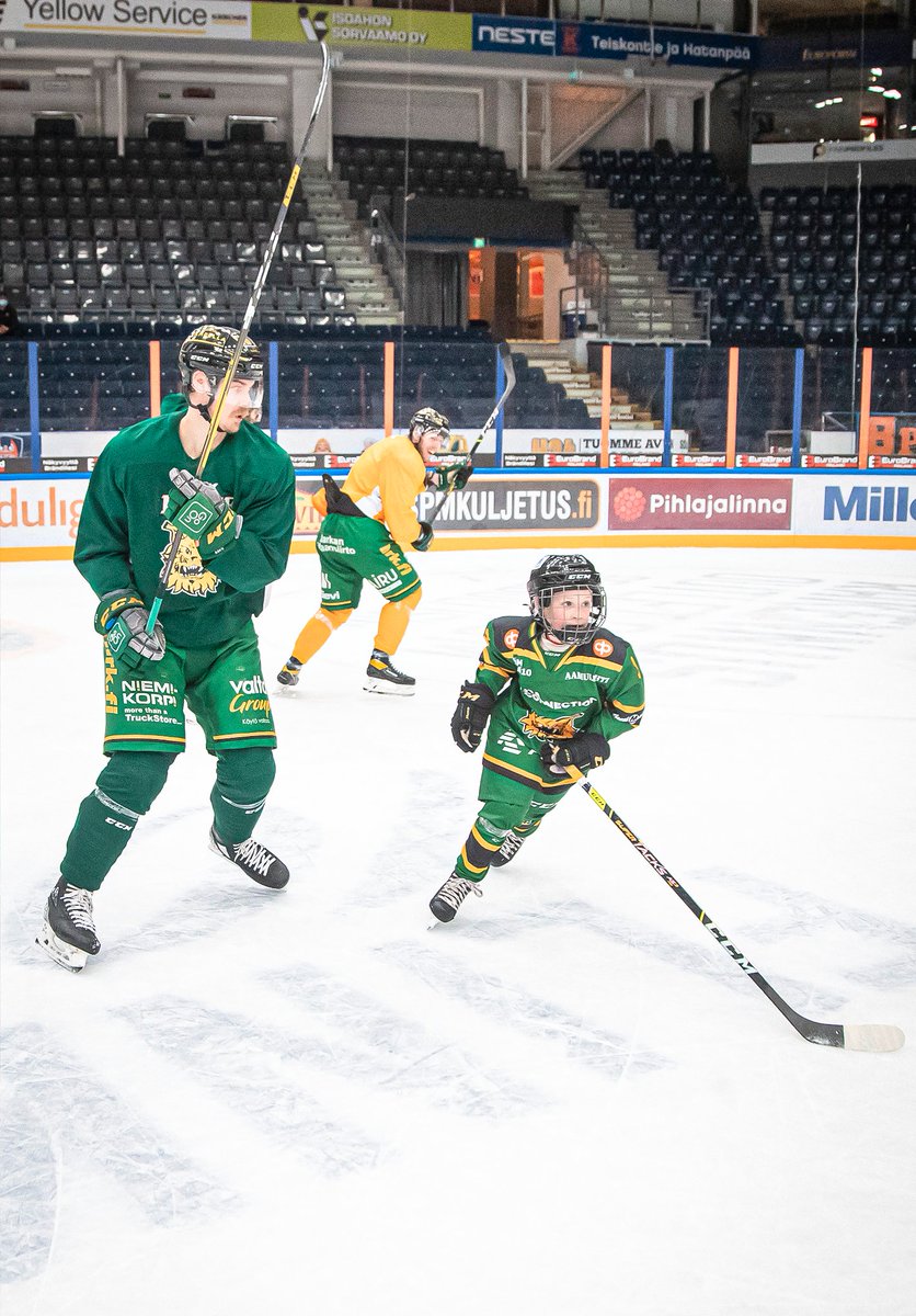 ilveshockey's tweet photo. Kun pelaajia tippuu pois kokoonpanosta, avautuu nuoremmille tilaa! 🙌🏼😻

Tänään ylivoimaa harjoituksissa pyörittivät Ilveksen 2013-syntyneet juniorit (U9).

#Ilves #Liiga https://t.co/PFsdVCzXFF