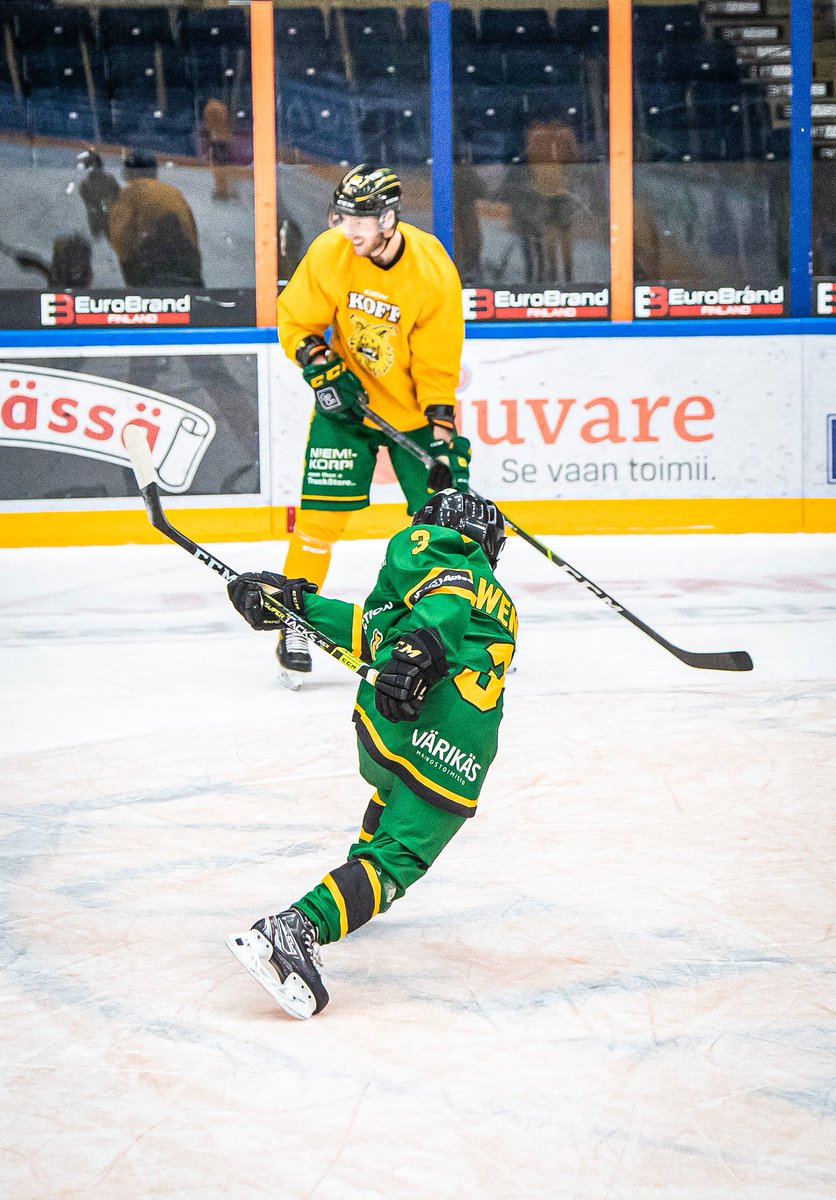 ilveshockey's tweet photo. Kun pelaajia tippuu pois kokoonpanosta, avautuu nuoremmille tilaa! 🙌🏼😻

Tänään ylivoimaa harjoituksissa pyörittivät Ilveksen 2013-syntyneet juniorit (U9).

#Ilves #Liiga https://t.co/PFsdVCzXFF