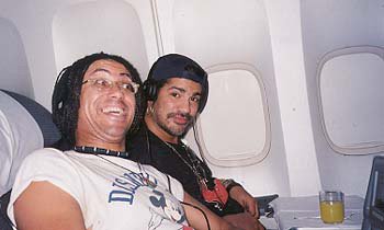 slashlegacyok's tweet photo. @Slash y Rod Jackson en pleno vuelo durante la gira Ain't Life Grand?
.
#onaplain #slashsnakepit #aintlifegrand #slashlegacyalgontour https://t.co/AByXcjIUdw