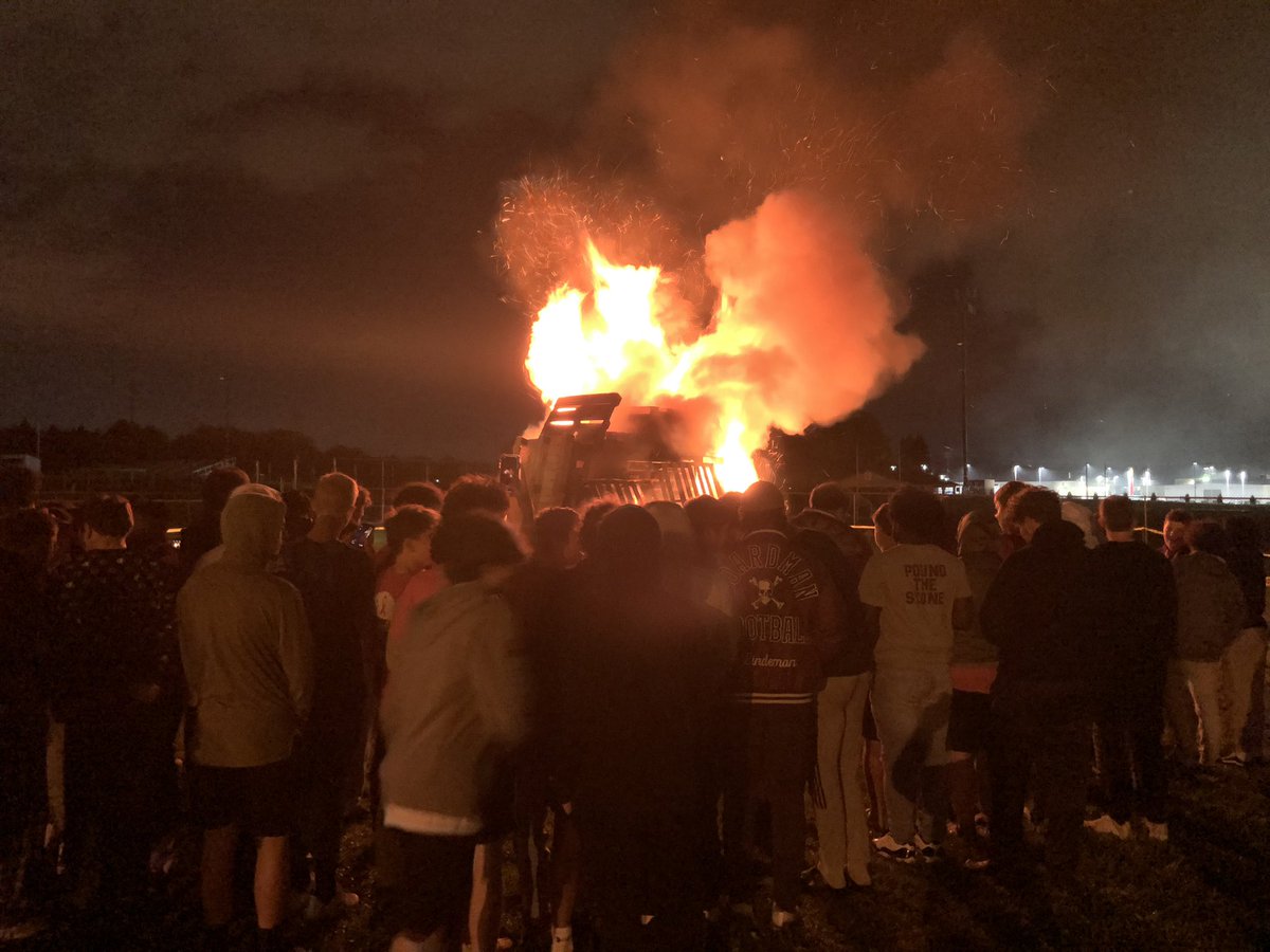 BoardmanGC's tweet photo. Bonfire last night was a ton of fun! Good luck on Senior night Spartans. #GoSpartans #family #GrowTheProgram #ChangeTheCulture https://t.co/fytMeTo450