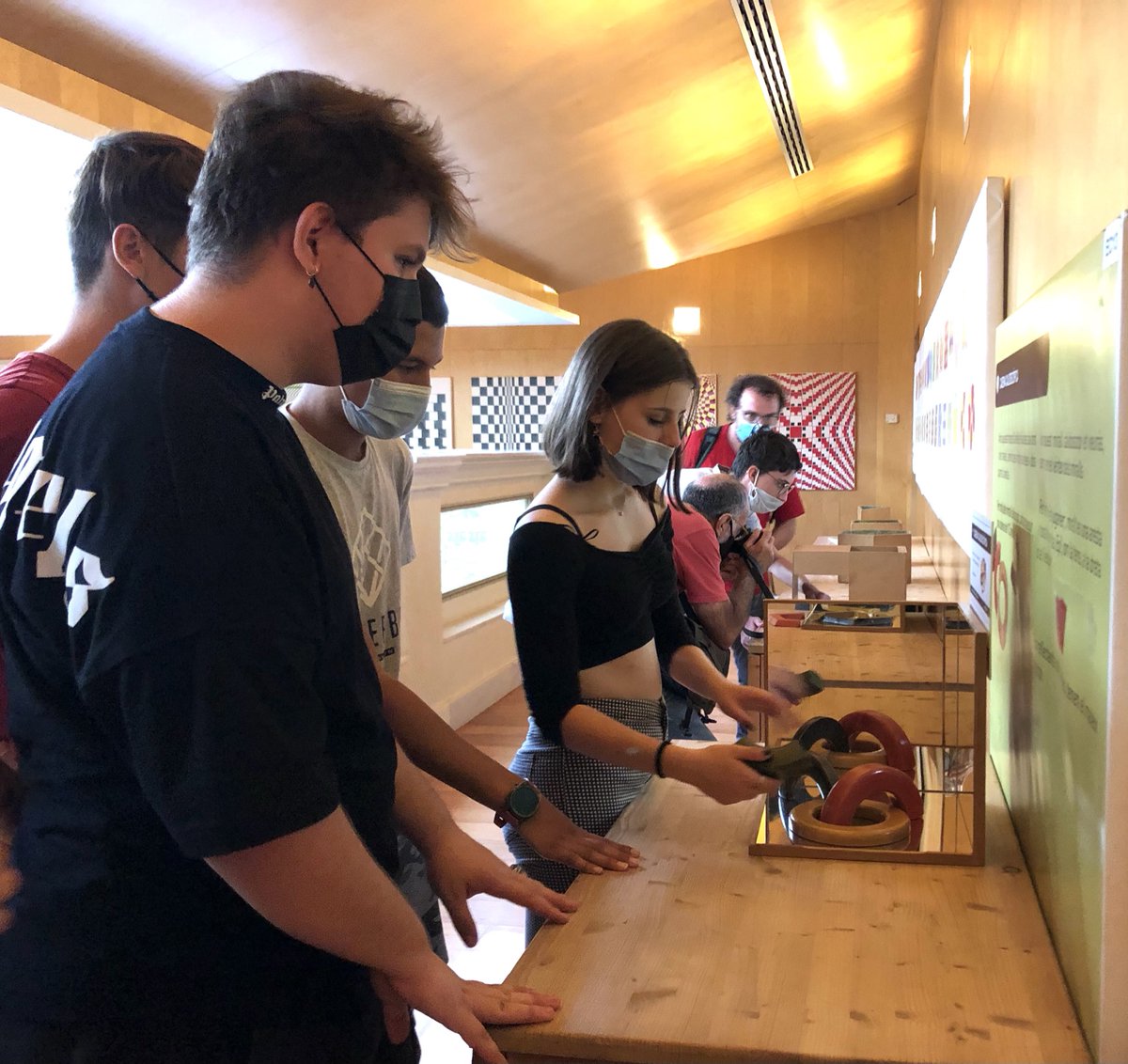 INSACumella's tweet photo. VISITA AL MUSEU DE #MATEMÀTIQUES DE #CATALUNYA el 28/9, per part d'alguns alumnes de 4t d'ESO del #projecteRCS (Recerca, Creació i Servei).
“Prohibit no tocar”, el lema del Museu. La diversió i la manipulació reflexiva, el mitjà fonamental per gaudir de les "mates". #INSACumella https://t.co/W7WzrDJoYI