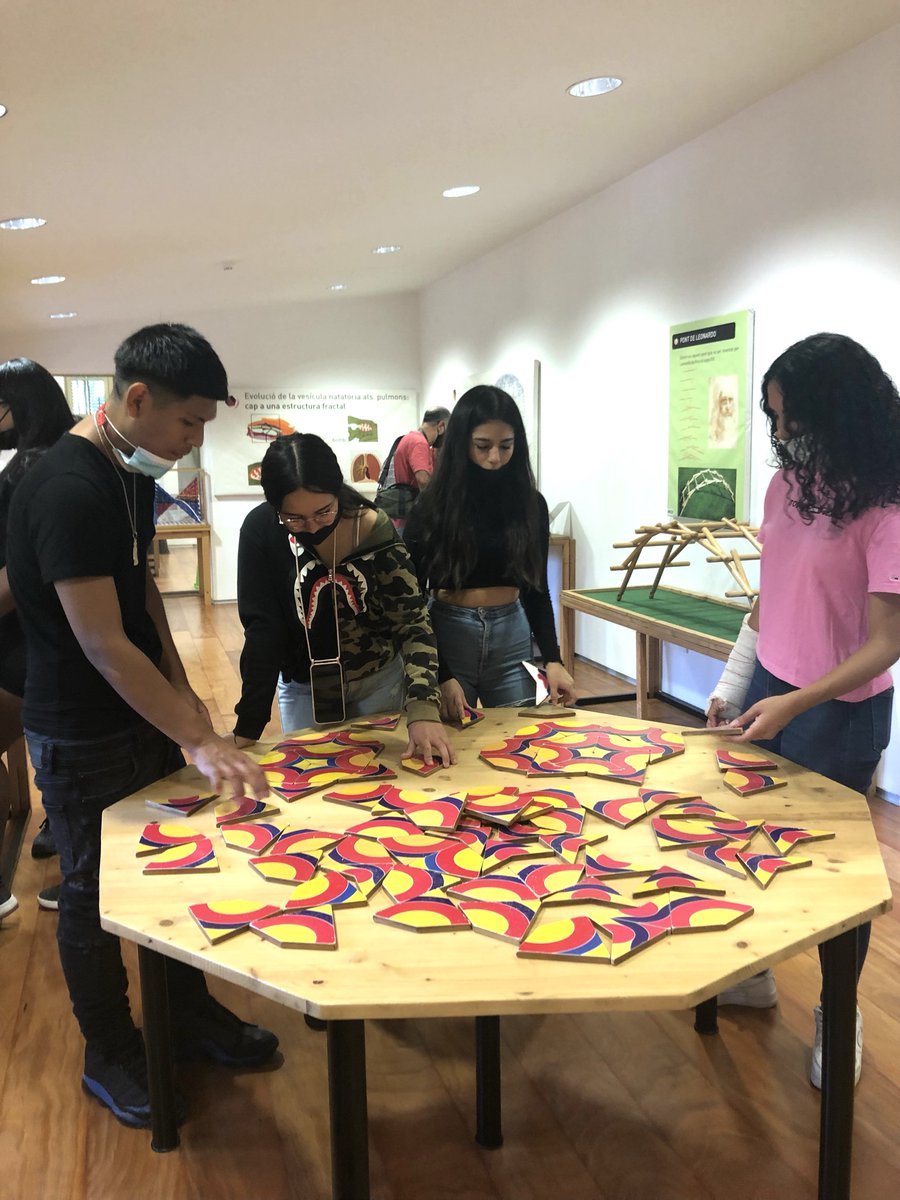 INSACumella's tweet photo. VISITA AL MUSEU DE #MATEMÀTIQUES DE #CATALUNYA el 28/9, per part d'alguns alumnes de 4t d'ESO del #projecteRCS (Recerca, Creació i Servei).
“Prohibit no tocar”, el lema del Museu. La diversió i la manipulació reflexiva, el mitjà fonamental per gaudir de les "mates". #INSACumella https://t.co/W7WzrDJoYI