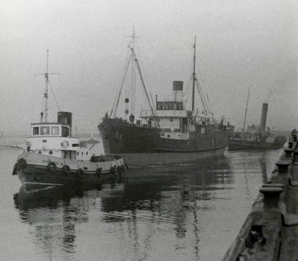 GarnockLP's tweet photo. #DidYouKnow Irvine used to have a thriving shipbuilding industry?🤔🏗️"Lady Dorothy" (1916) 🛳️ was built for the Nobel Explosives Company. Below "Garnock" tows it from Irvine to a Troon shipbreakers🔨 #FridayFact @Scotmaritime @NACHeritage @OldIrvine @IrvineTownhouse @GoIndustScot https://t.co/RyOg2zzZrr