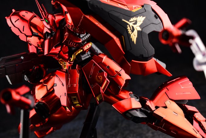 RGサザビー スペシャルコーティング版。
RGのサザビーて胸幅狭くて殴り合い弱そうだよなぁとか思ってたけど、輝きにホイホイ釣られた。
動かしてたらそんなに気にはなんないかな?

コンプロのSP版も傑作だったの思い出す。
4千円台で買えたっけな…。 