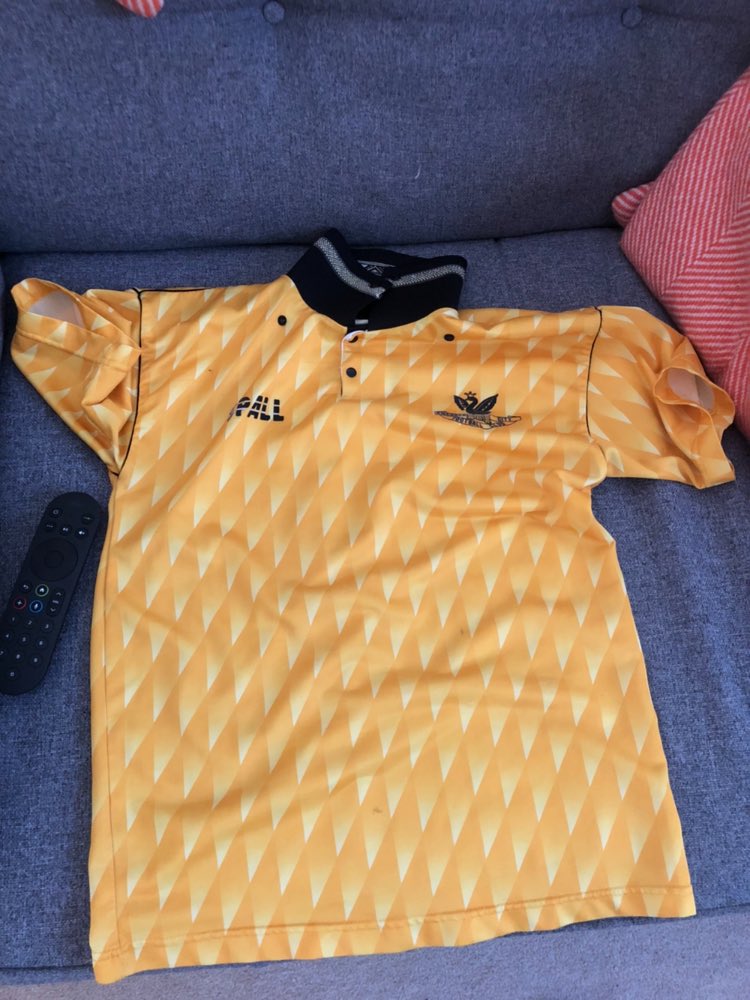 SamuelHolt's tweet photo. @Retrofootytop @SpallSports @SwanseaOfficial Got me one of those! https://t.co/84rqFBSJNQ