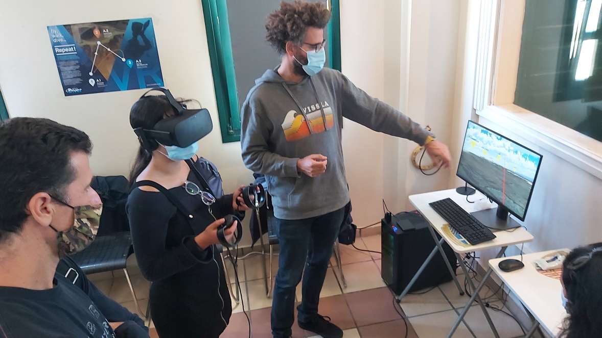 diver_virtual's tweet photo. «First day of our event!
Take a glimpse of the #VirtualDiver’s presentation to students!” https://t.co/MzBiJBf1mf