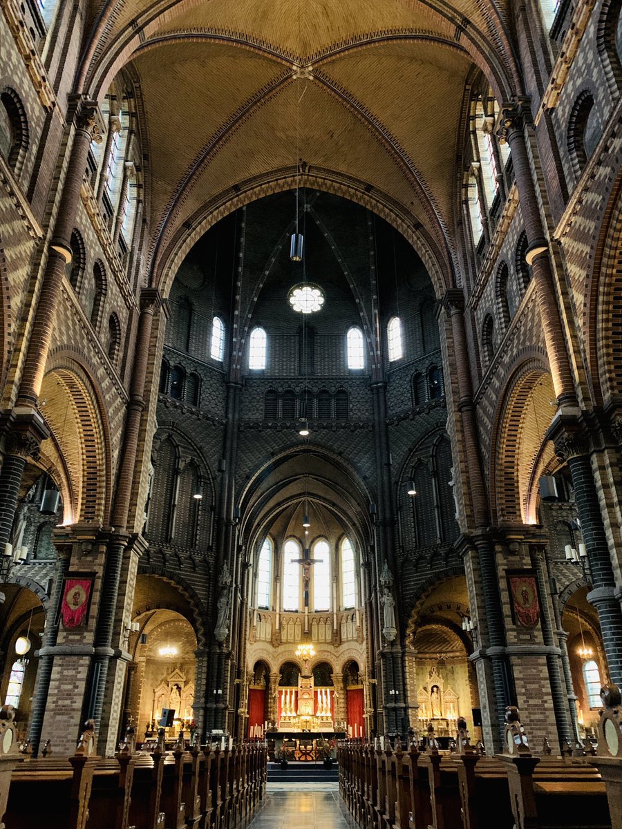 De H. Brigidakerk in Geldrop, waar ik zojuist een uitvaart heb gezongen, is één van de kerken ontworpen door architect Carl Weber. Diezelfde architect heeft ook de kerk in Lierop ontworpen en dat zie je! Mooi toch?! 

#uitvaart #afscheid #zingen #zangeres #kerk #Brigida #Geldrop