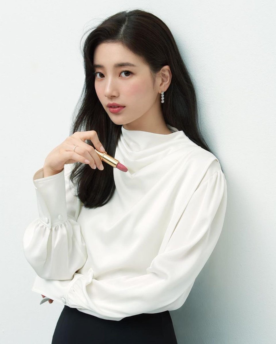 Suzyfanclub1's tweet photo. [INFO] Gabriel Lee Official posted IG Story Thanking SUZY for causing the white blouse that she wore in Monotube pictorial to be out of stock 🤍
#SUZY #BAESUZY #수지 https://t.co/TLzpUOHKKj