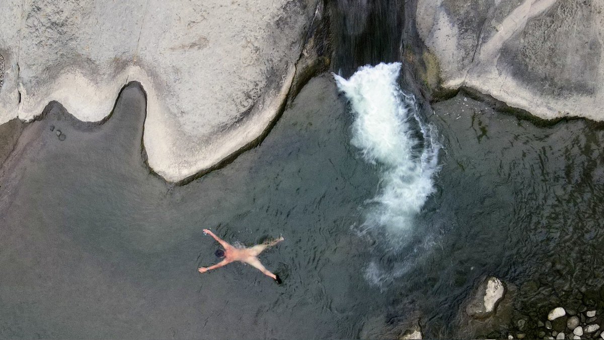 Minsvlog1's tweet photo. 我沒有抓到夏天的尾巴，這是秋天的頭
天啊，這種天氣水好冷喔
覺得今年水玩得不夠，看來得找多一點野溪溫泉了

#熊熊去哪玩 #野外プレイ #我不知道前面那個tag什麼意思 https://t.co/bkSiokMZxb