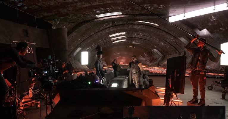 SWbot327's tweet image. 【豆知識】
ドラマ『マンダロリアン』では、巨大スクリーンに背景映像を投影することで、

大幅な予算削減と、よりリアルな質感を可能にした