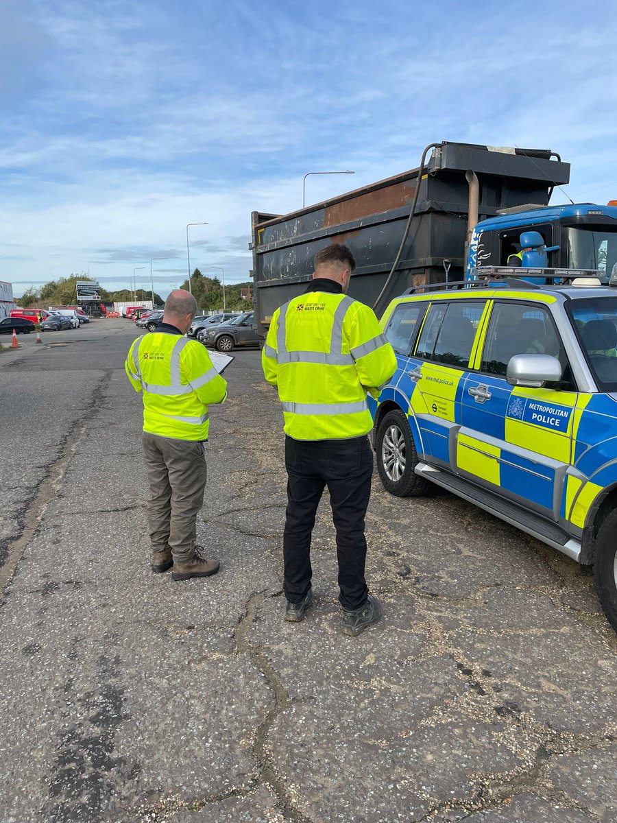 JUWC_WasteCrime's tweet photo. Today we are out in #Thurrock with @metpoliceuk and @DVSAgovuk conducting an operation. 

We use what we know about organised criminality to target key locations allowing us to disrupt criminal activity and improve our intelligence picture. 

#WasteCrime #JUWC @EnvAgencyAnglia https://t.co/enZMhUXVE0