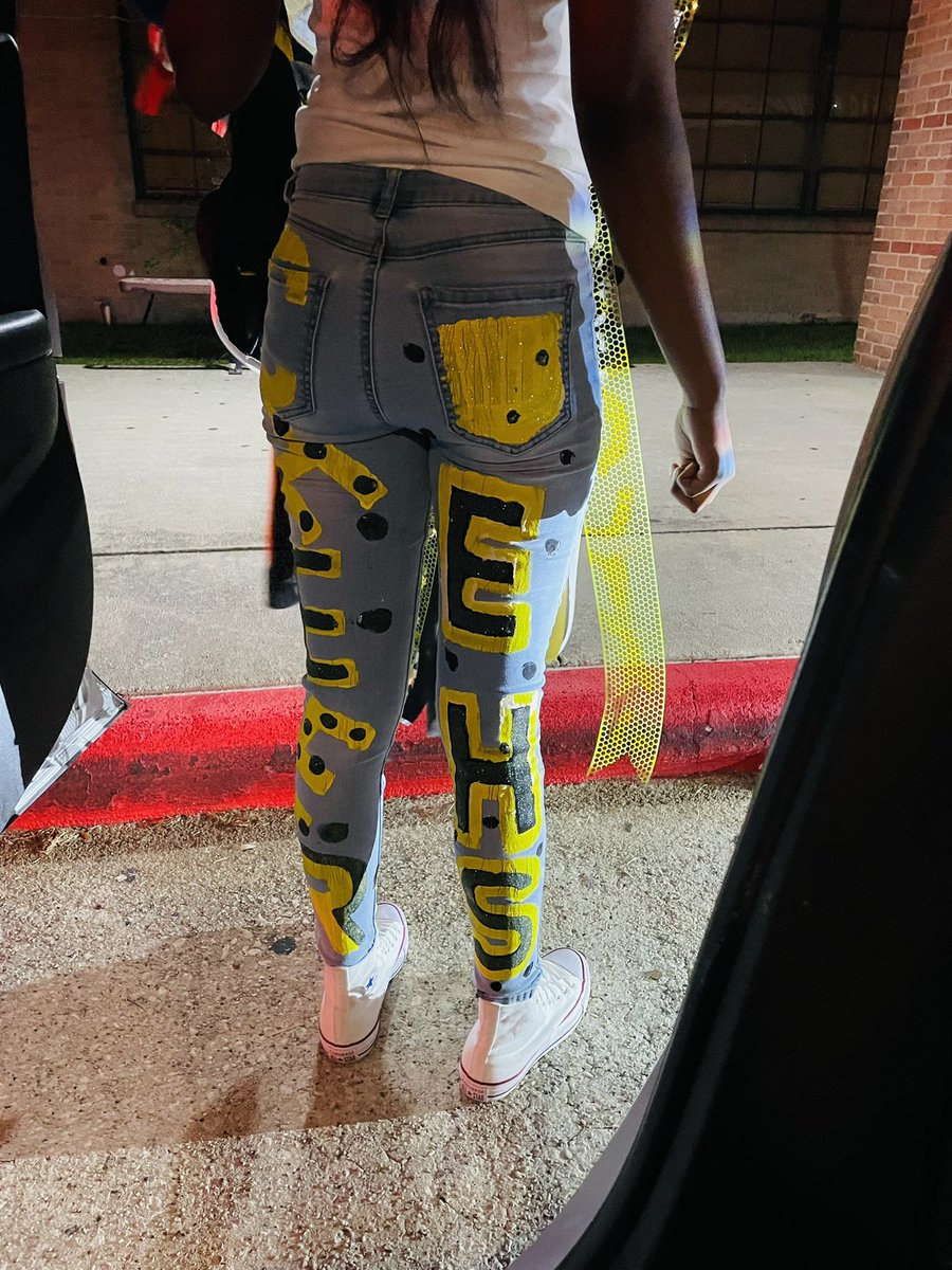 nicole_gemini's tweet photo. Journey Nicole #HOCO2021  #BigIke #Cheerleader  🦅🏈🖤💛📣 https://t.co/YJNTG4nC8B