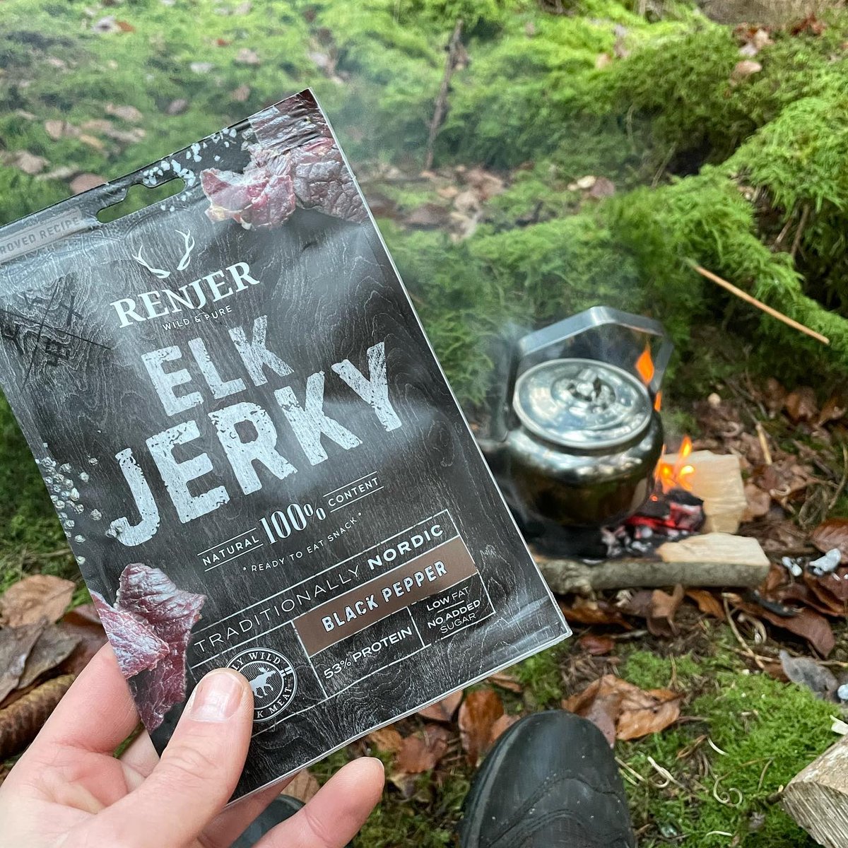 RenjerJerky's tweet photo. Our tasty snacks are the perfect match for an autumn day in the woods 👍⛺️🔥 That's at least what our friend from Halland Outdoors thinks! 🪵😌 https://t.co/DzSZak3vj7