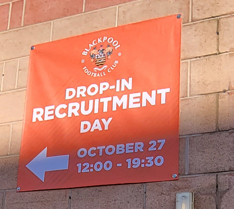 GranthamsDT's tweet photo. Some lovely signs printed for @BlackpoolFC's recruitment day next Wednesday. ☀☀☀ #granthamssigns #signprinting #recruitmentday #blackpool #blackpoolfc #tangerine #sunshine https://t.co/7rvW6xao5s
