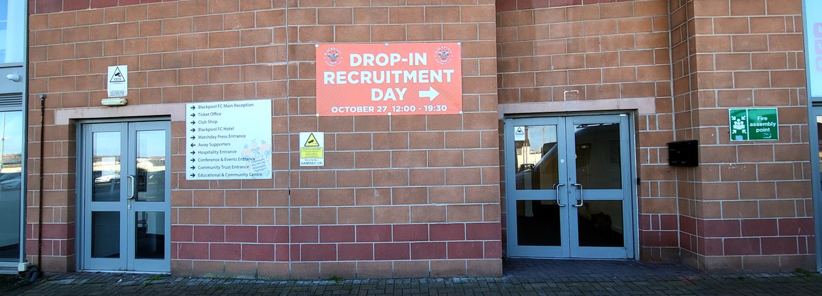 GranthamsDT's tweet photo. Some lovely signs printed for @BlackpoolFC's recruitment day next Wednesday. ☀☀☀ #granthamssigns #signprinting #recruitmentday #blackpool #blackpoolfc #tangerine #sunshine https://t.co/7rvW6xao5s