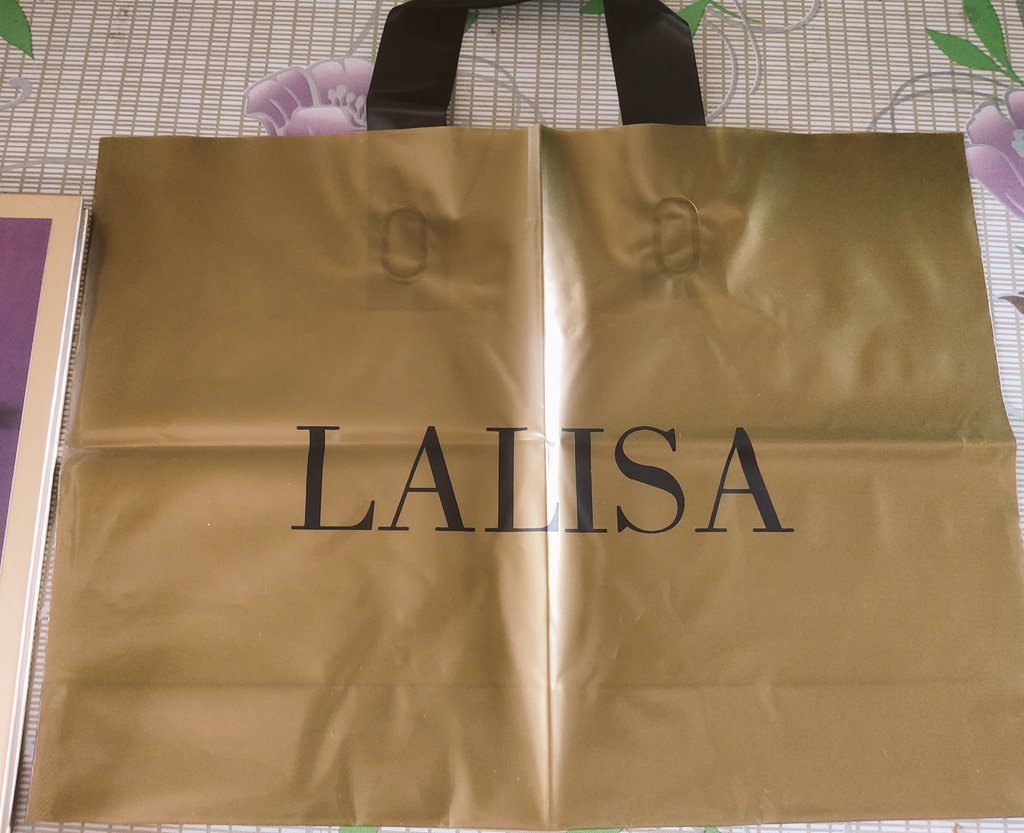 lalalalhei_'s tweet photo. Received my first ever album LALISA😍
I thought it has not yet arrived in PH. But already shipped to my address. Well packaged and received in good condition.
Thank you so much @INYOURAREAPH 

#IYAPH_Feedbacks
#LALISA 
#GoldVersion https://t.co/7x6Z4LzRRO