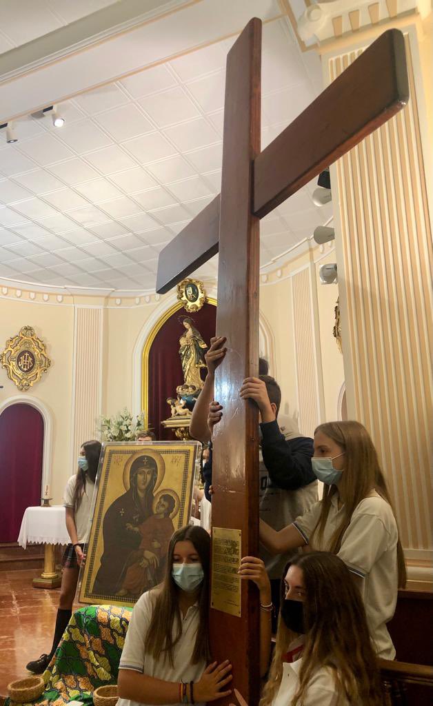 Llevados por alumnos de 4° ESO han ido recorriendo un largo pasillo desde la entrada del colegio hasta la Iglesia acogidos por todos los alumnos de Infantil y de Primaria.
Posteriormente, los alumnos de Secundaria han tenido una oración en la Iglesia.