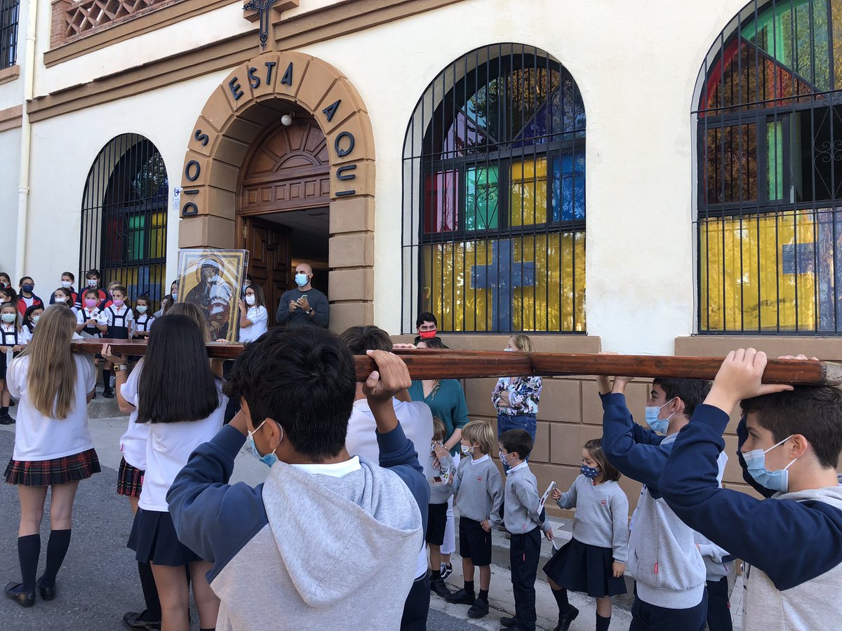 SCorazonMalaga's tweet photo. Llevados por alumnos de 4° ESO han ido recorriendo un largo pasillo desde la entrada del colegio hasta la Iglesia acogidos por todos los alumnos de Infantil y de Primaria.
Posteriormente, los alumnos de Secundaria han tenido una oración en la Iglesia. https://t.co/9YGz9aJeVf