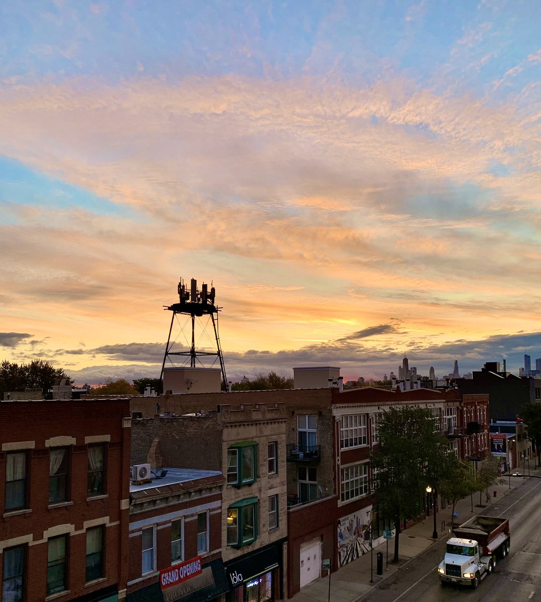 nielstopczynski's tweet photo. Good morning and happy #FeelGoodFriday Chicago π
#HappyFriday #FriYAY #CloudMountains @BarroomNetwork https://t.co/UpeKKQcQFl