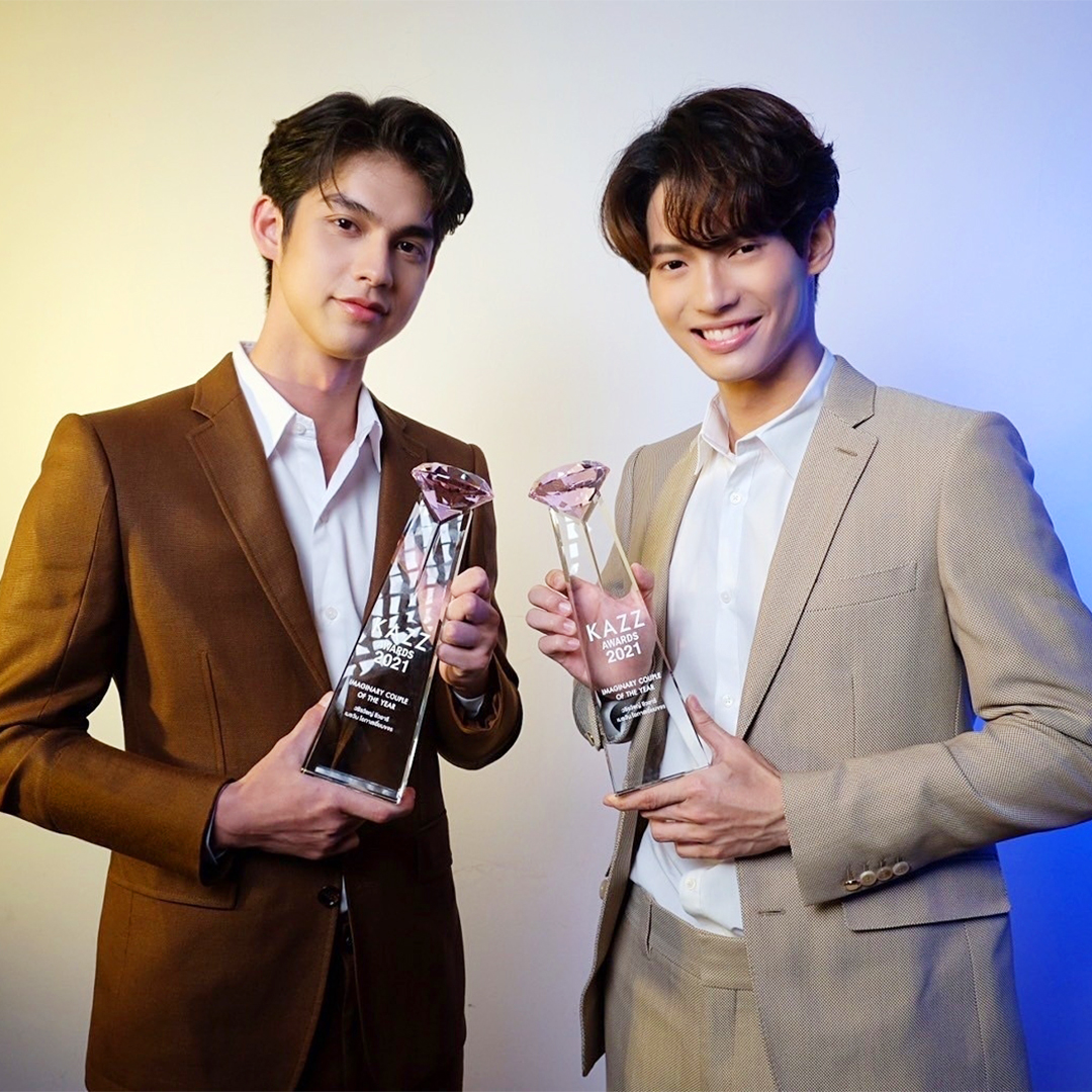 GMMTV's tweet photo. 🎉 ขอแสดงความยินดีกับรางวัลจาก #KAZZAWARDS2021

👉 รางวัลคู่จิ้นแห่งปี
"ไบร์ท วชิรวิชญ์ - วิน เมธวิน"

👉 รางวัลวัยรุ่นชายยอดนิยม 
"���ิน เมธวิน" 

👉รางวัลนักแสดงชายยอดเยี่ยมแห่งปี
"ไบร์ท วชิรวิชญ์"

👉 รางวัล The Best Scene
"เพราะเราคู่กัน 2gether The Series"

#GMMTV https://t.co/ZHqh90uJ8m