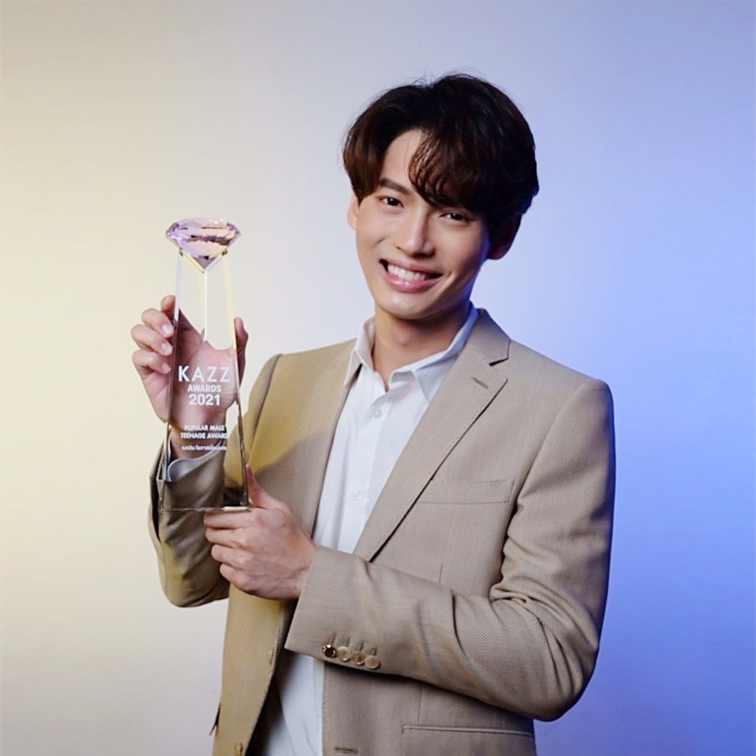 GMMTV's tweet photo. 🎉 ขอแสดงความยินดีกับรางวัลจาก #KAZZAWARDS2021

👉 รางวัลคู่จิ้นแห่งปี
"ไบร์ท วชิรวิชญ์ - วิน เมธวิน"

👉 รางวัลวัยรุ่นชายยอดนิยม 
"���ิน เมธวิน" 

👉รางวัลนักแสดงชายยอดเยี่ยมแห่งปี
"ไบร์ท วชิรวิชญ์"

👉 รางวัล The Best Scene
"เพราะเราคู่กัน 2gether The Series"

#GMMTV https://t.co/ZHqh90uJ8m