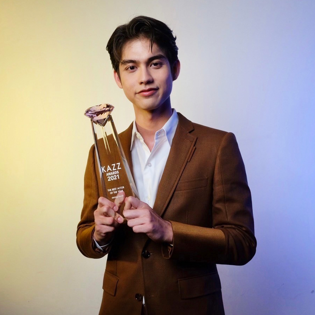 GMMTV's tweet photo. 🎉 ขอแสดงความยินดีกับรางวัลจาก #KAZZAWARDS2021

👉 รางวัลคู่จิ้นแห่งปี
"ไบร์ท วชิรวิชญ์ - วิน เมธวิน"

👉 รางวัลวัยรุ่นชายยอดนิยม 
"���ิน เมธวิน" 

👉รางวัลนักแสดงชายยอดเยี่ยมแห่งปี
"ไบร์ท วชิรวิชญ์"

👉 รางวัล The Best Scene
"เพราะเราคู่กัน 2gether The Series"

#GMMTV https://t.co/ZHqh90uJ8m