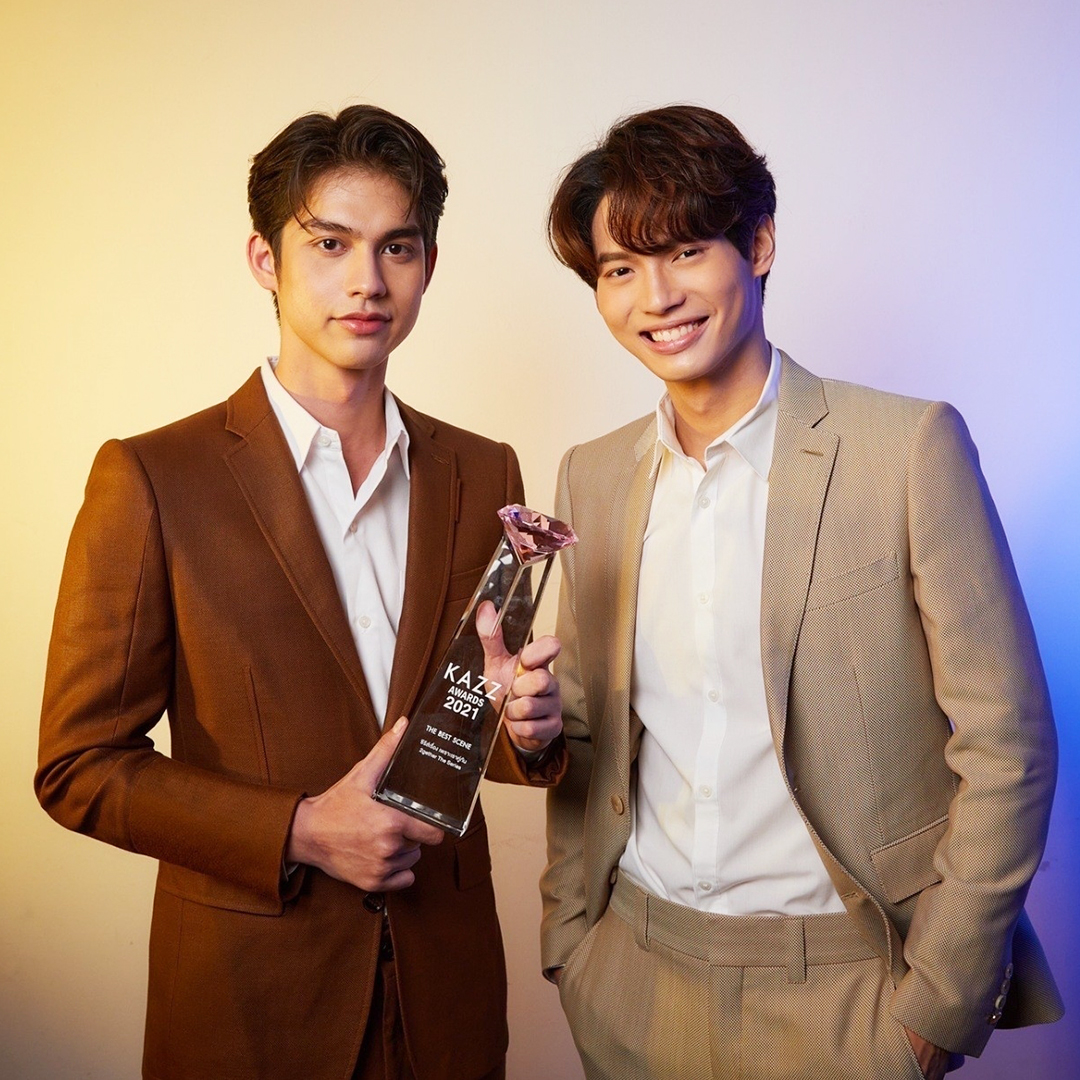 GMMTV's tweet photo. 🎉 ขอแสดงความยินดีกับรางวัลจาก #KAZZAWARDS2021

👉 รางวัลคู่จิ้นแห่งปี
"ไบร์ท วชิรวิชญ์ - วิน เมธวิน"

👉 รางวัลวัยรุ่นชายยอดนิยม 
"���ิน เมธวิน" 

👉รางวัลนักแสดงชายยอดเยี่ยมแห่งปี
"ไบร์ท วชิรวิชญ์"

👉 รางวัล The Best Scene
"เพราะเราคู่กัน 2gether The Series"

#GMMTV https://t.co/ZHqh90uJ8m