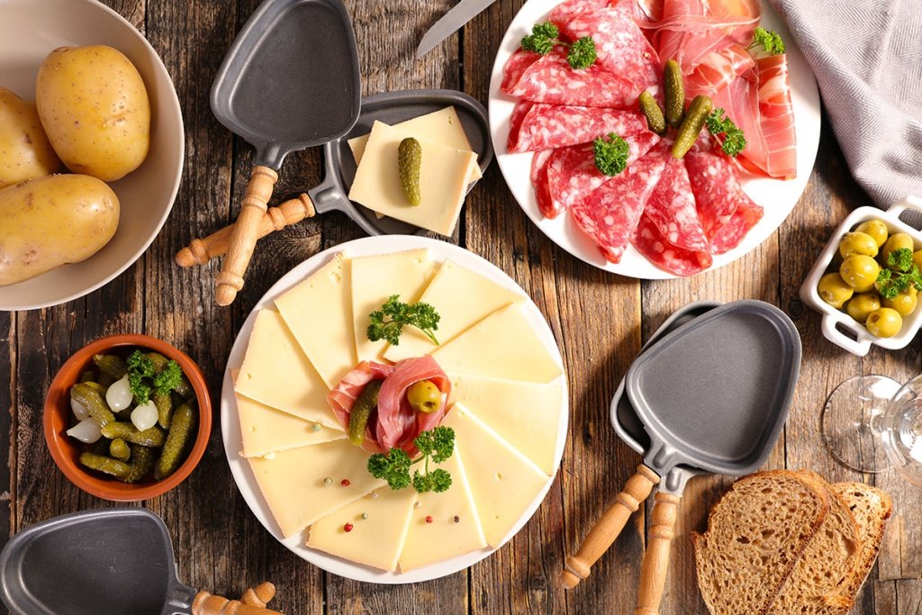 ot_pays_de_gex's tweet photo. Avec le froid qui s'installe, nous n'avons qu'une envie : manger du fromage sous toute ses formes 😍 Vous faites partis de quel team : #fondue ou #raclette au #bleudegex évidemment ? 🥰🧀 #paysdegex #montsjura #gastronomie #fromage #terroir https://t.co/GPSLUwSuMF