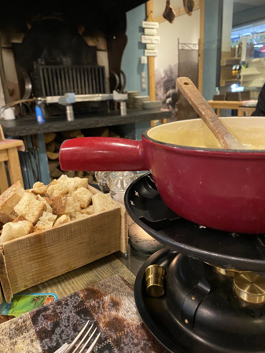 ot_pays_de_gex's tweet photo. Avec le froid qui s'installe, nous n'avons qu'une envie : manger du fromage sous toute ses formes 😍 Vous faites partis de quel team : #fondue ou #raclette au #bleudegex évidemment ? 🥰🧀 #paysdegex #montsjura #gastronomie #fromage #terroir https://t.co/GPSLUwSuMF
