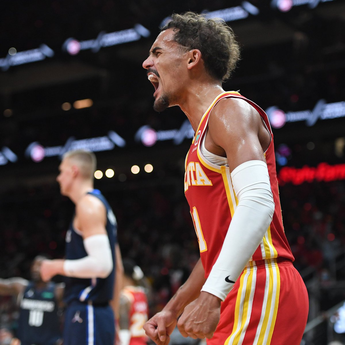 NBAen280's tweet photo. Los Atlanta Hawks derrotaron a los Mavericks por 113-87 pero lo que más se destacó en los ganadores fue el juego en equipo:

Reddish: 20 PTS | 3/4 3PM
Young: 19 PTS | 14 AST
Collins: 16 PTS | 9 REB
Capela: 12 PTS | 13 REB
Hunter: 11 PTS | 2 BLK
Bogdanovic: 11 PTS | 3 REB https://t.co/uqeOS25fyp