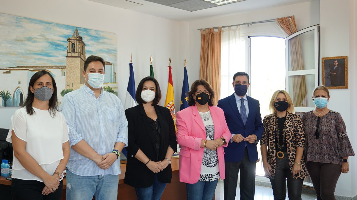 Virginiaperez11's tweet photo. Día intenso en #Huévar. Visita a la fábrica de  @INESROSALESsau, donde se elaboran las tradicionales tortas de aceite con más de 100 años de historia. Y posterior reunión de trabajo en el Ayuntamiento. Gracias, alcaldesa, @maruhuevar por invitarme a firmar en el libro de honor. https://t.co/ITNJ32UIPv